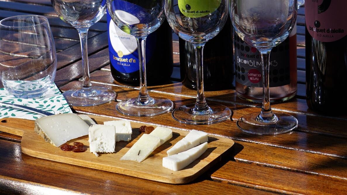 Tast de vins i formatges amb Visita Guiada a Alella – Una experiència única de maridatge