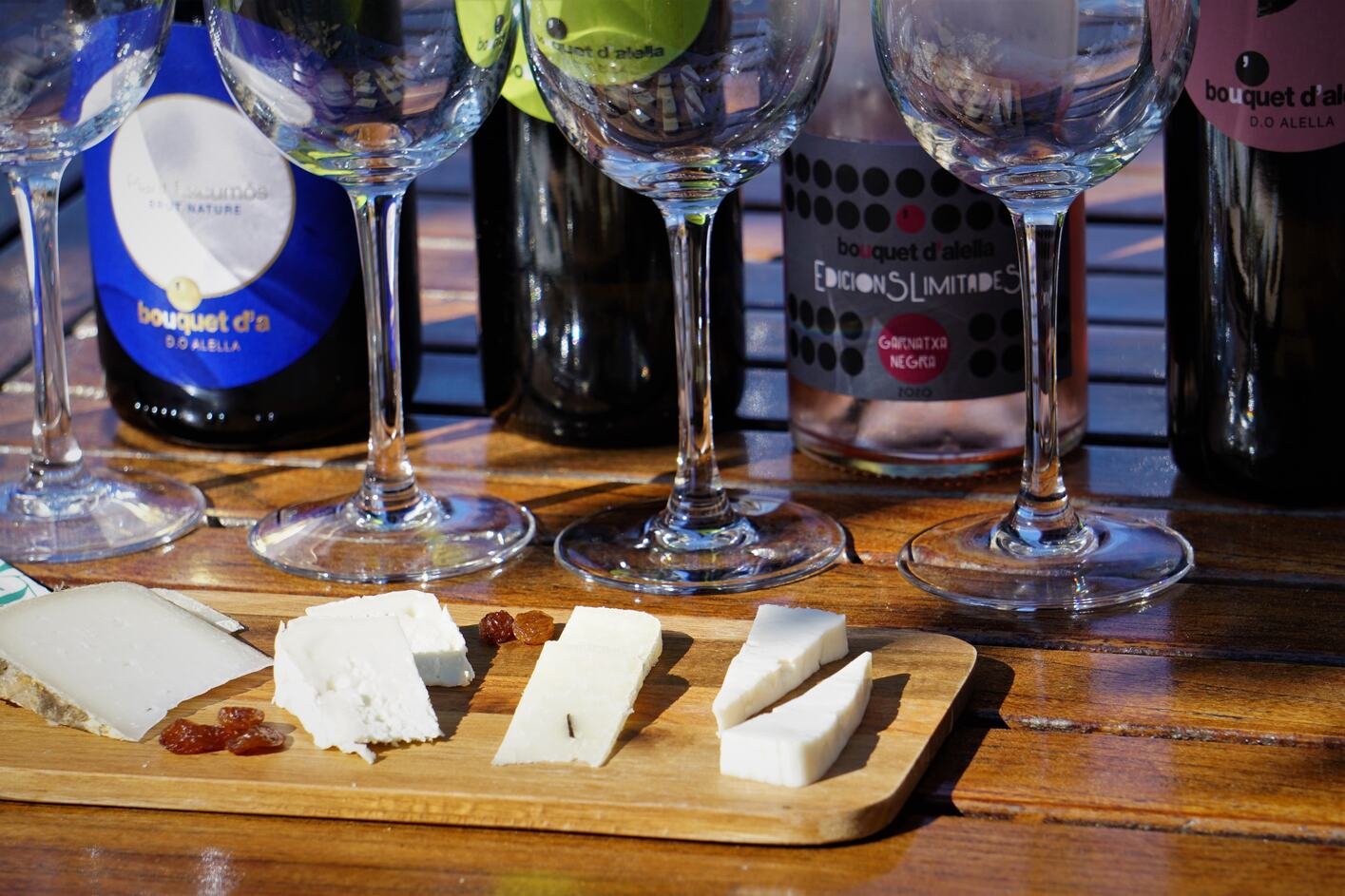 Tast de vins i formatges amb Visita Guiada a Alella – Una experiència única de maridatge - Imatge 2